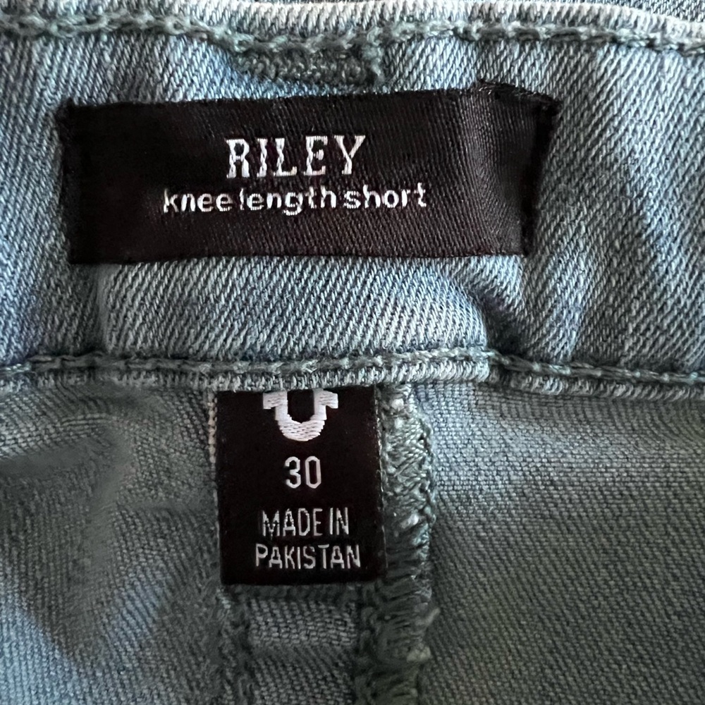 True Religion Women’s Riley Knee Length Light Wash Raw Hem Jean Shorts Size 30 - Picture 5 of 11